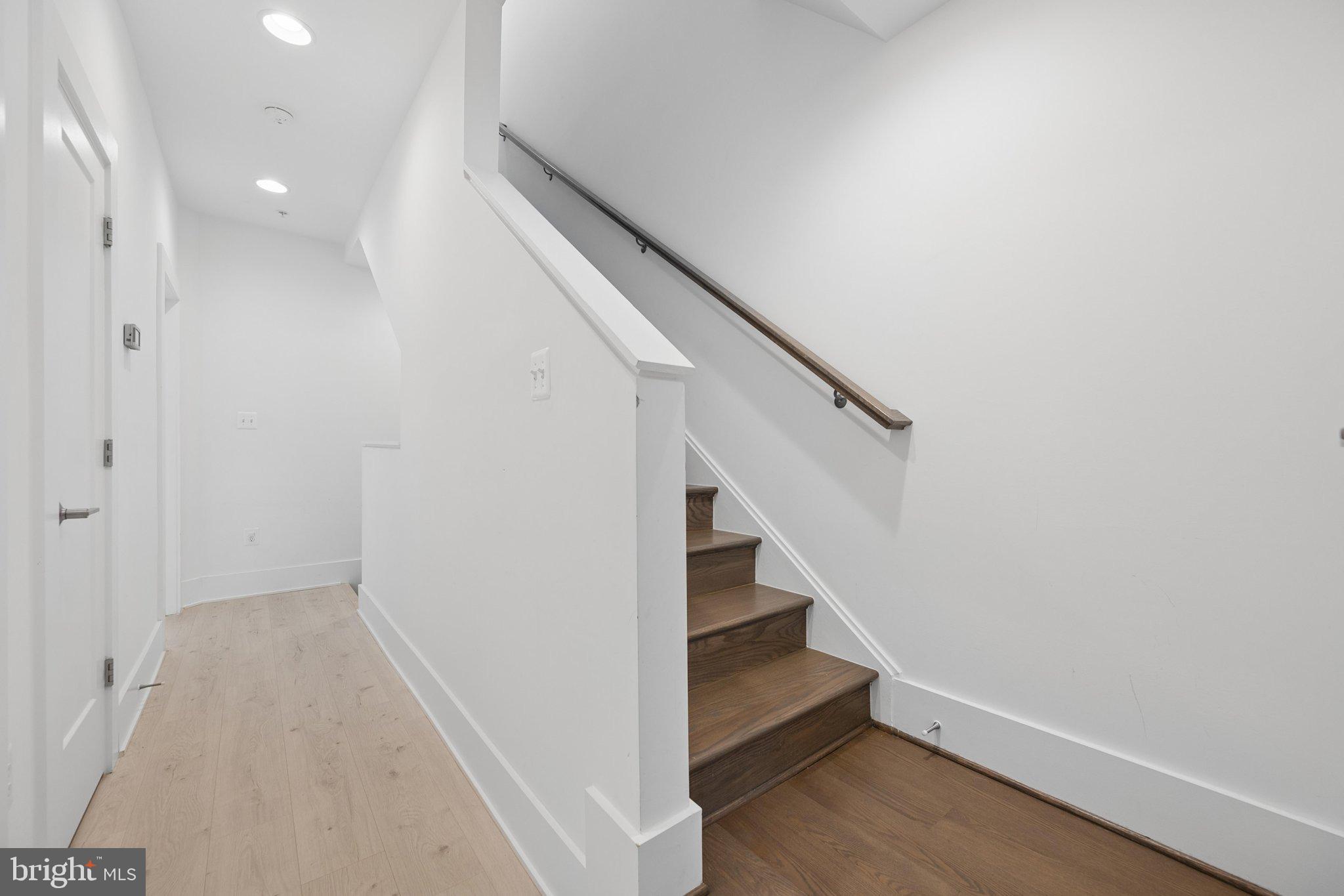 11344 Emerald Park Road Potomac, MD 20854 - Photo 17 of 38 Bedroom level hallway