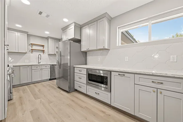 an empty room with closet and a ceiling fan