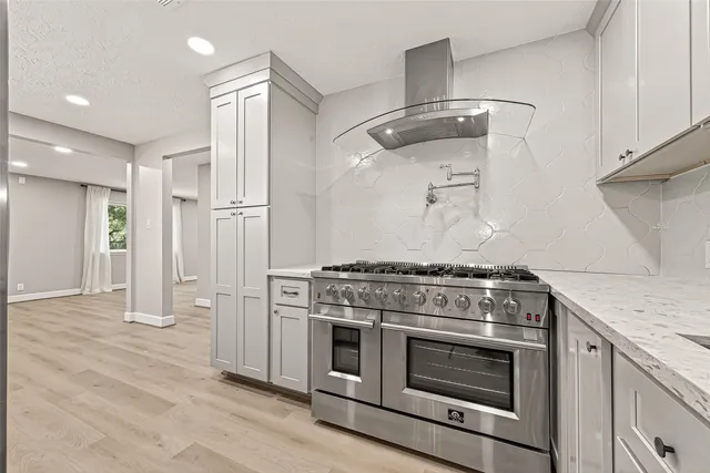 a view of room with a ceiling fan