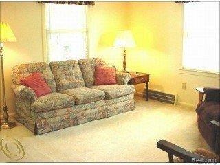 17615 Reed Street Melvindale, MI 48122 - Photo 3 of 9 SPACIOUS LIVING RM W/NEUT DECOR