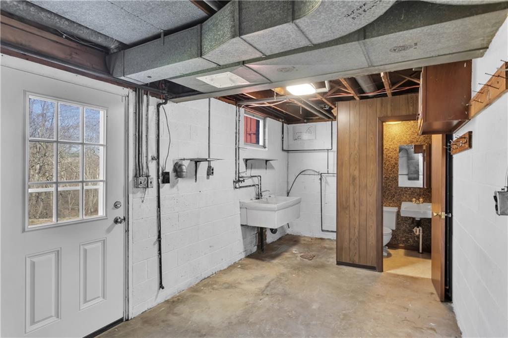 1060 Pittsburgh Road Valencia, PA 16059 - Photo 31 of 46 LL - Half bath & Laundry