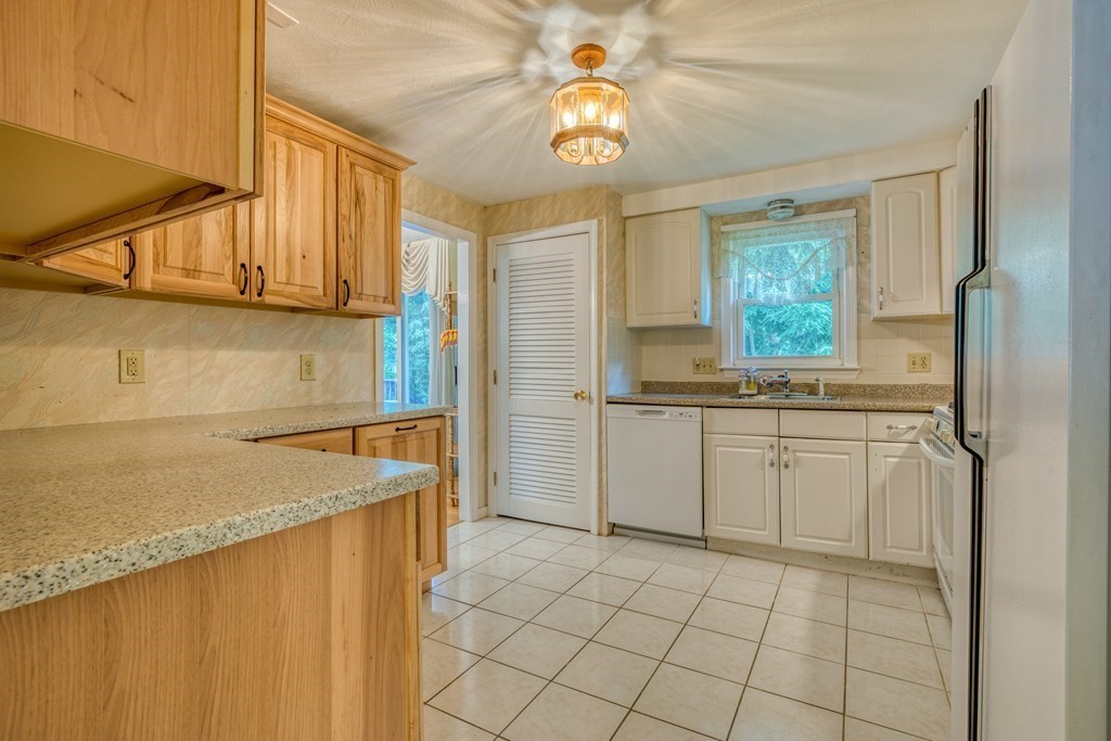 55 Valentine Road Northborough, MA 01532 - Photo 10 of 36 Gallery Image 10