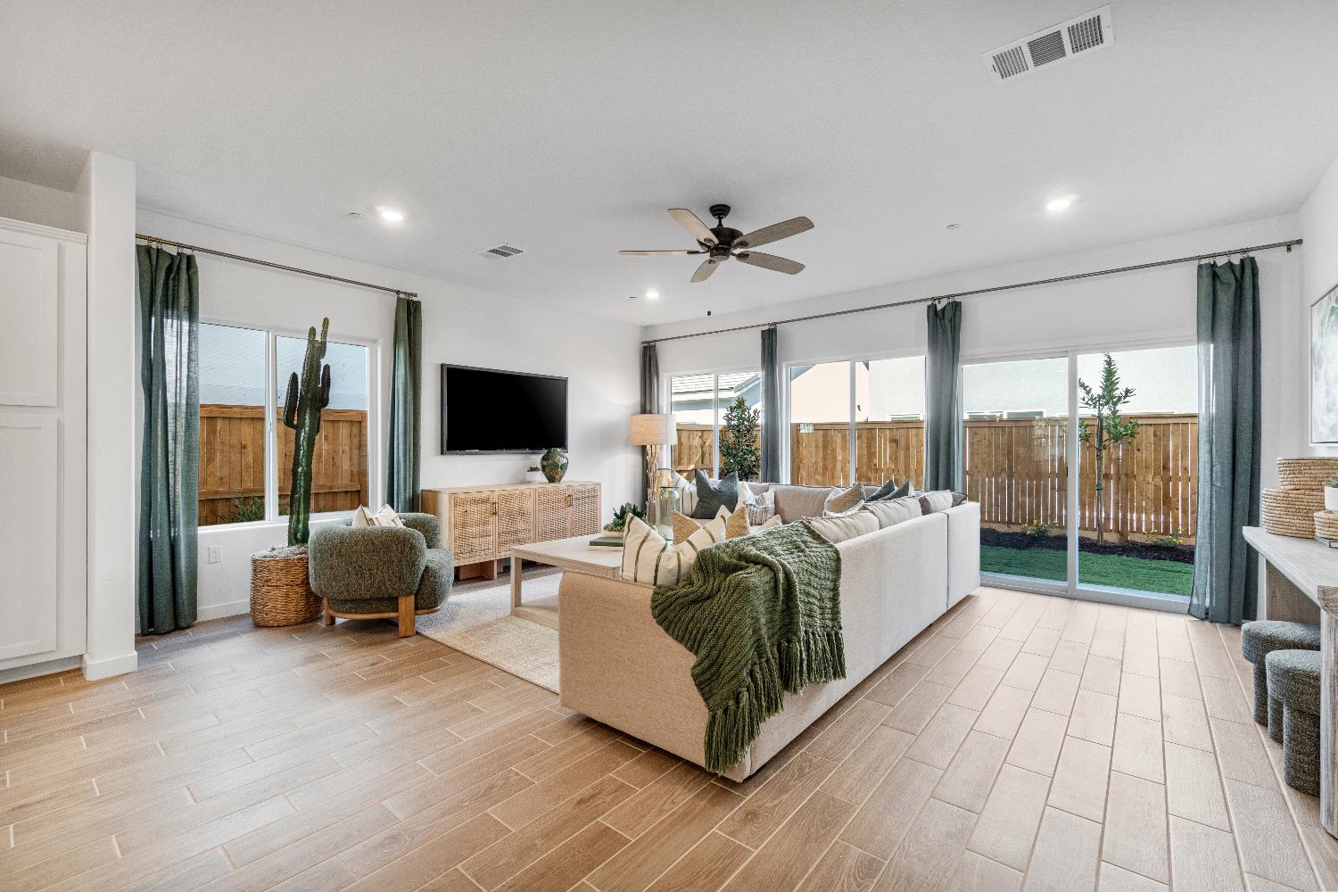 1053 Springtime Avenue Clovis, CA 93619 - Photo 13 of 42