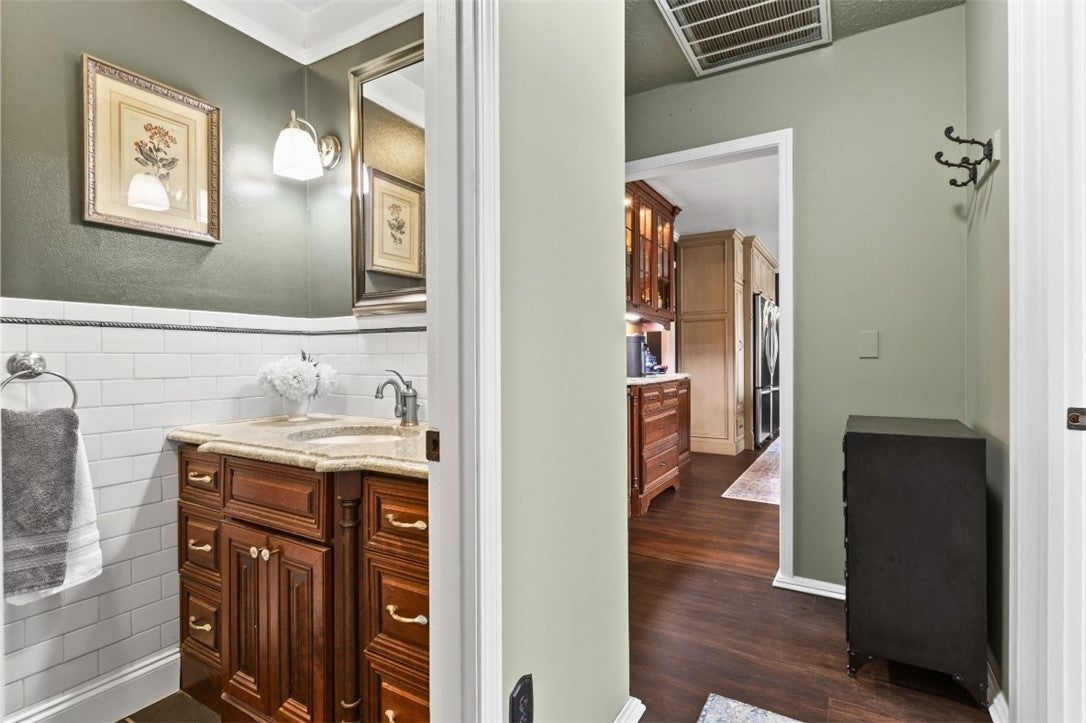513 Cross Creek Road Auburn, AL 36832 - Photo 17 of 44 powder room