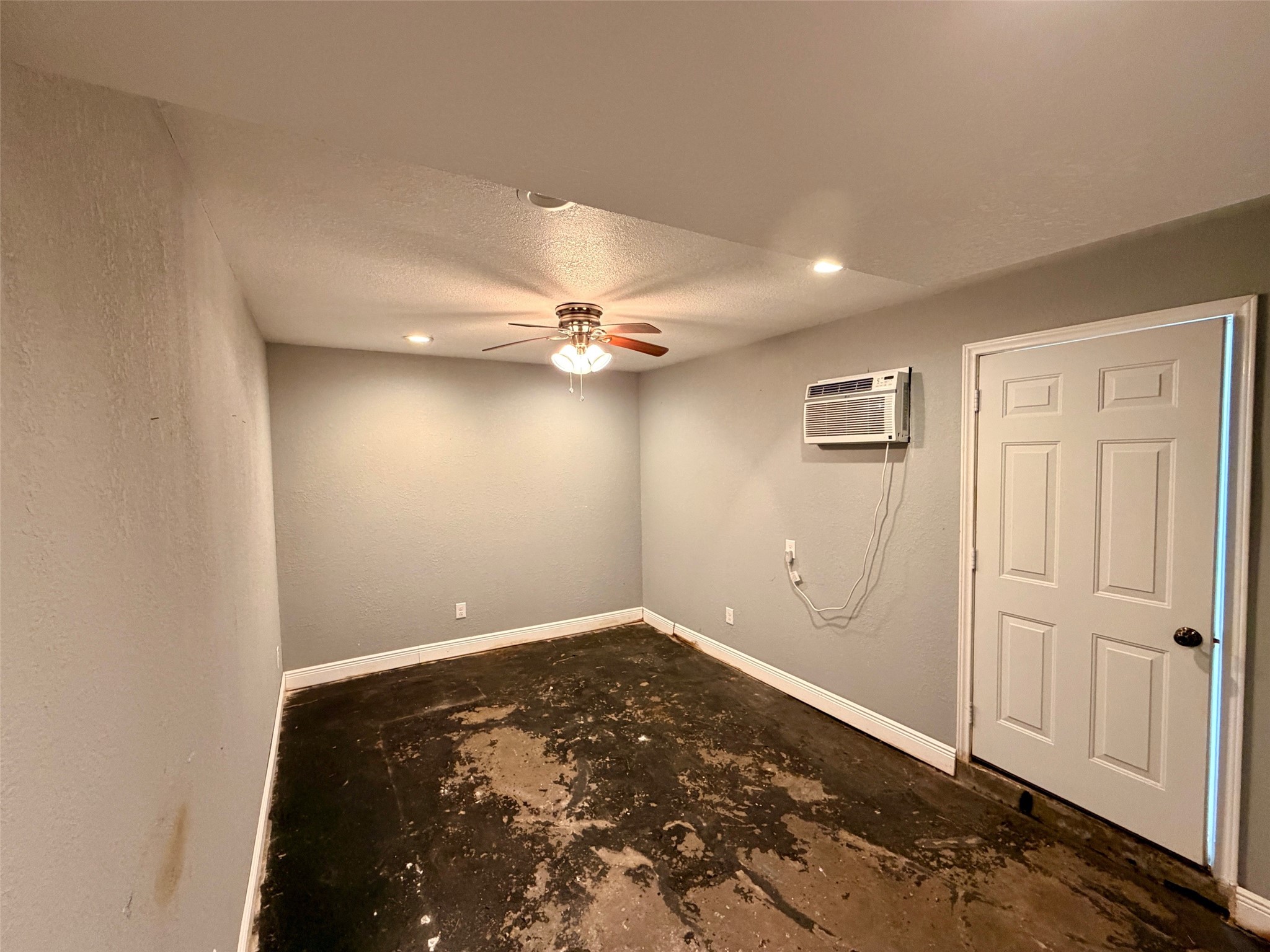 1411 Neptune Lane Houston, TX 77062 - Photo 19 of 23 an empty room with a ceiling fan and window