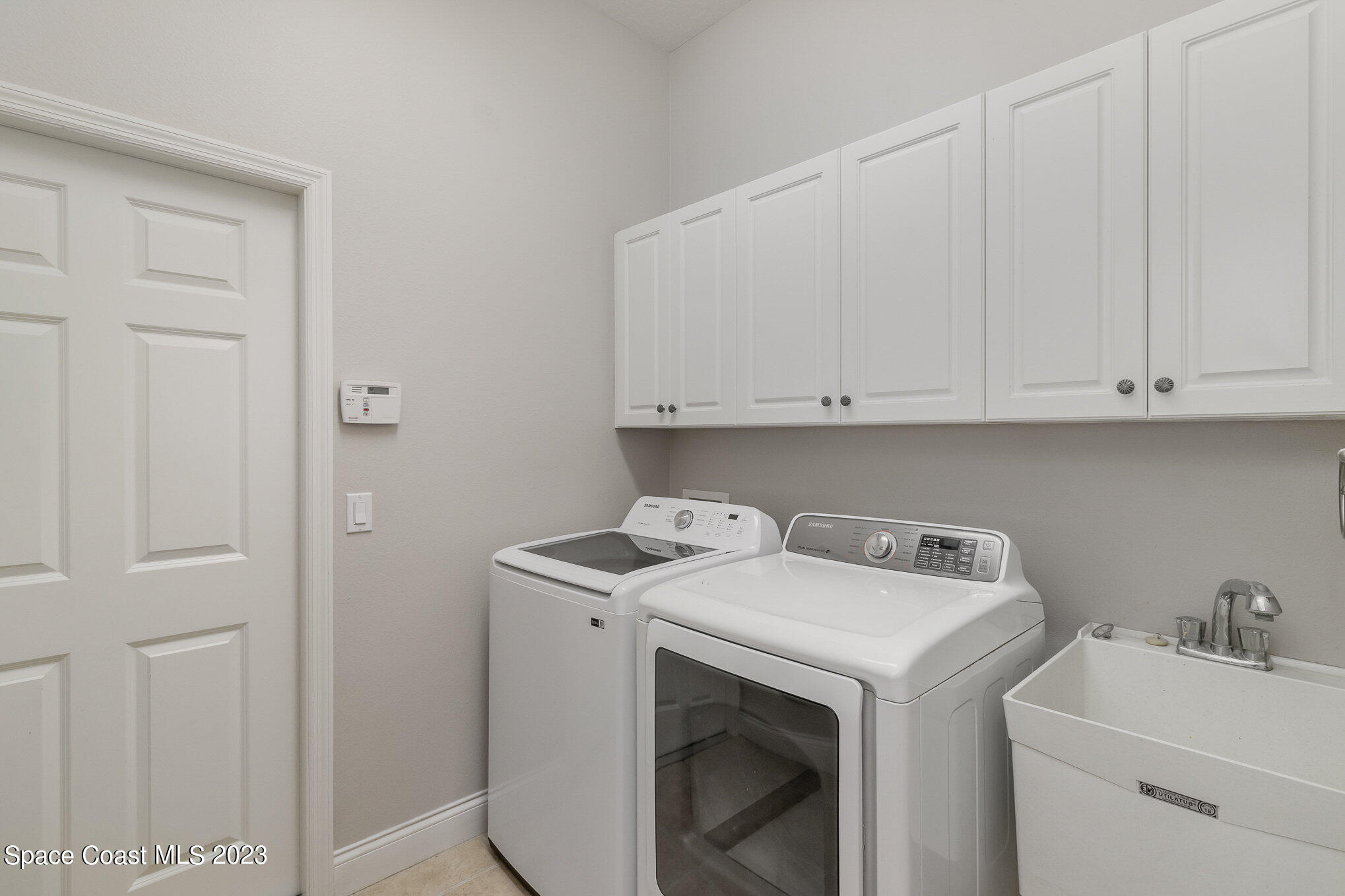 4250 Alamanda Key Drive Melbourne, FL 32901 - Photo 27 of 33 a utility room with dryer and washer