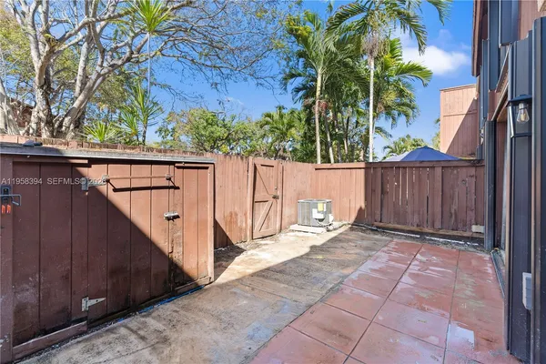 a view of a backyard