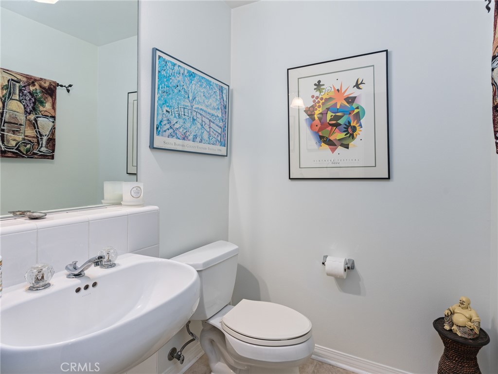 328 Virginia Street, Unit 4 El Segundo, CA 90245 - Photo 24 of 26 a bathroom with a toilet a sink and mirror