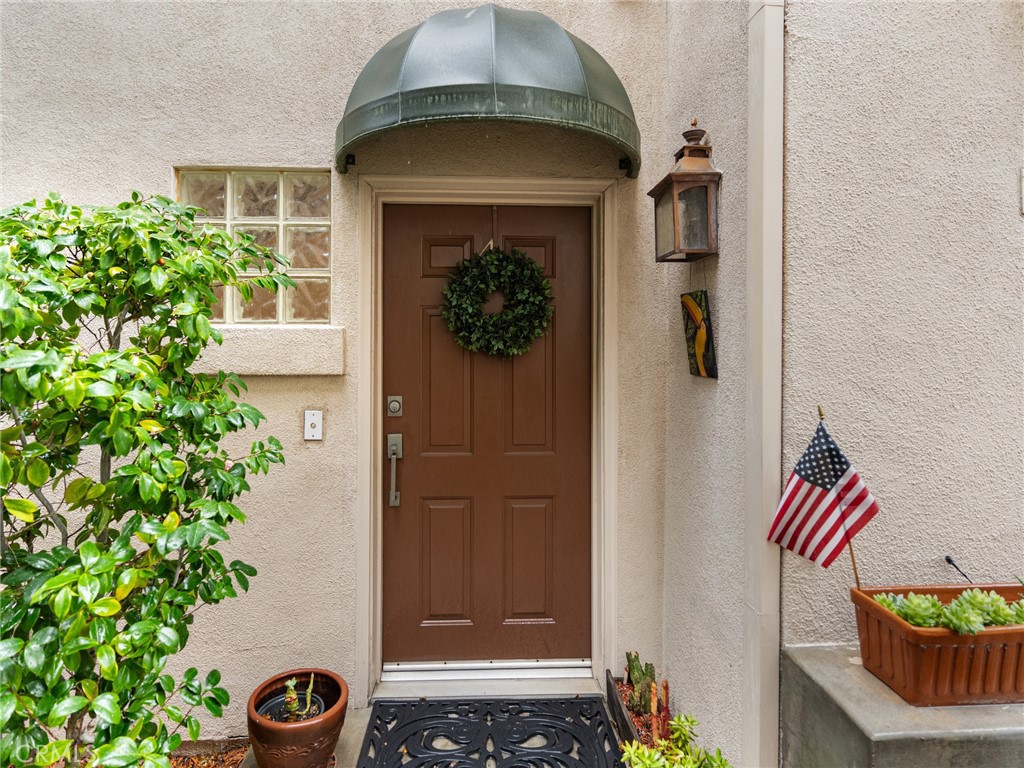 328 Virginia Street, Unit 4 El Segundo, CA 90245 - Photo 4 of 26 a front view of a house with garden