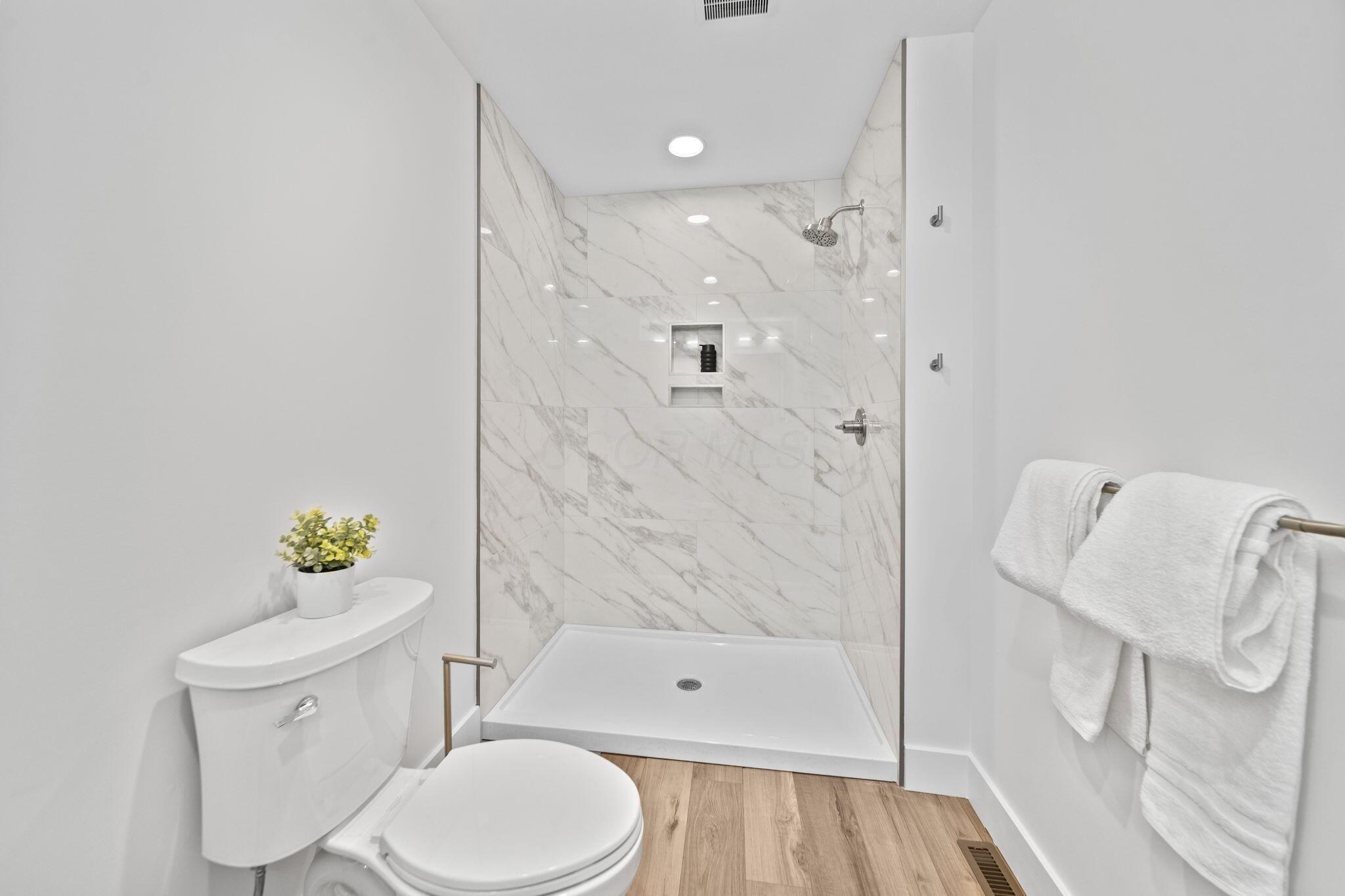 12485 Jerome Road Plain City, OH 43064 - Photo 17 of 40 En-suite full bath on main level
