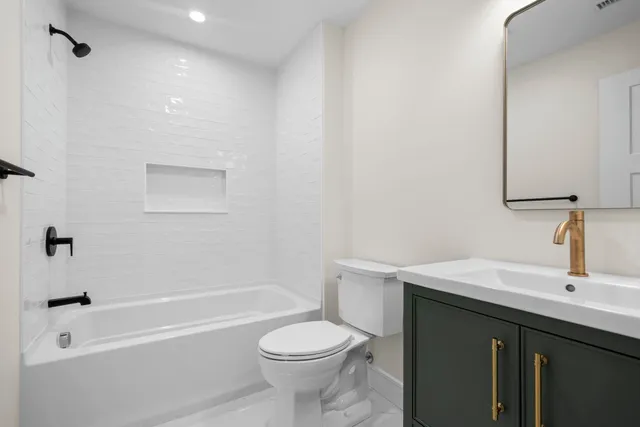 $595,000 | 14 B Mohawk Drive, Londonderry, NH 03053