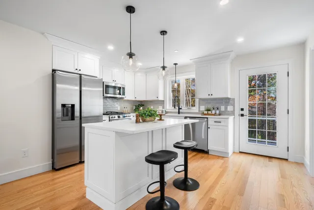 $595,000 | 14 B Mohawk Drive, Londonderry, NH 03053