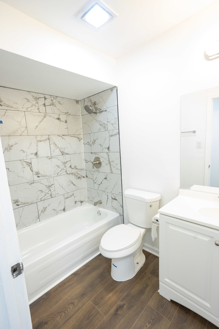35 Churn Road, Unit 35 Matteson, IL 60443 - Photo 11 of 18 a bathroom with a toilet and a bathtub