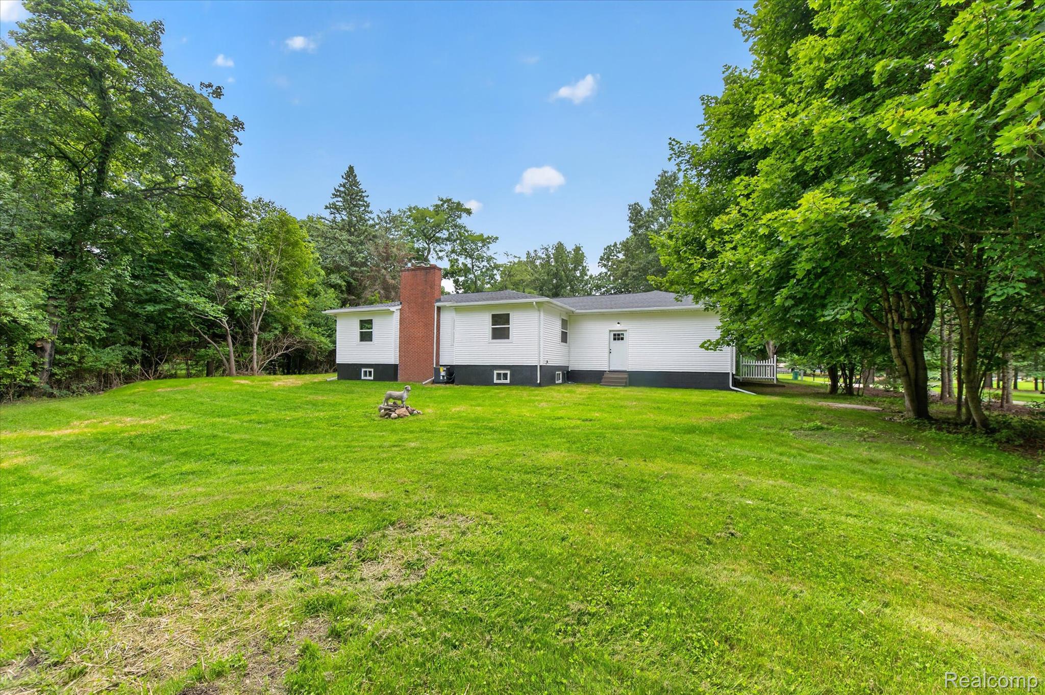 11403 White Lake Road Fenton, MI 48430 - Photo 30 of 36 Expansive green lawn with mature trees bordering the property
