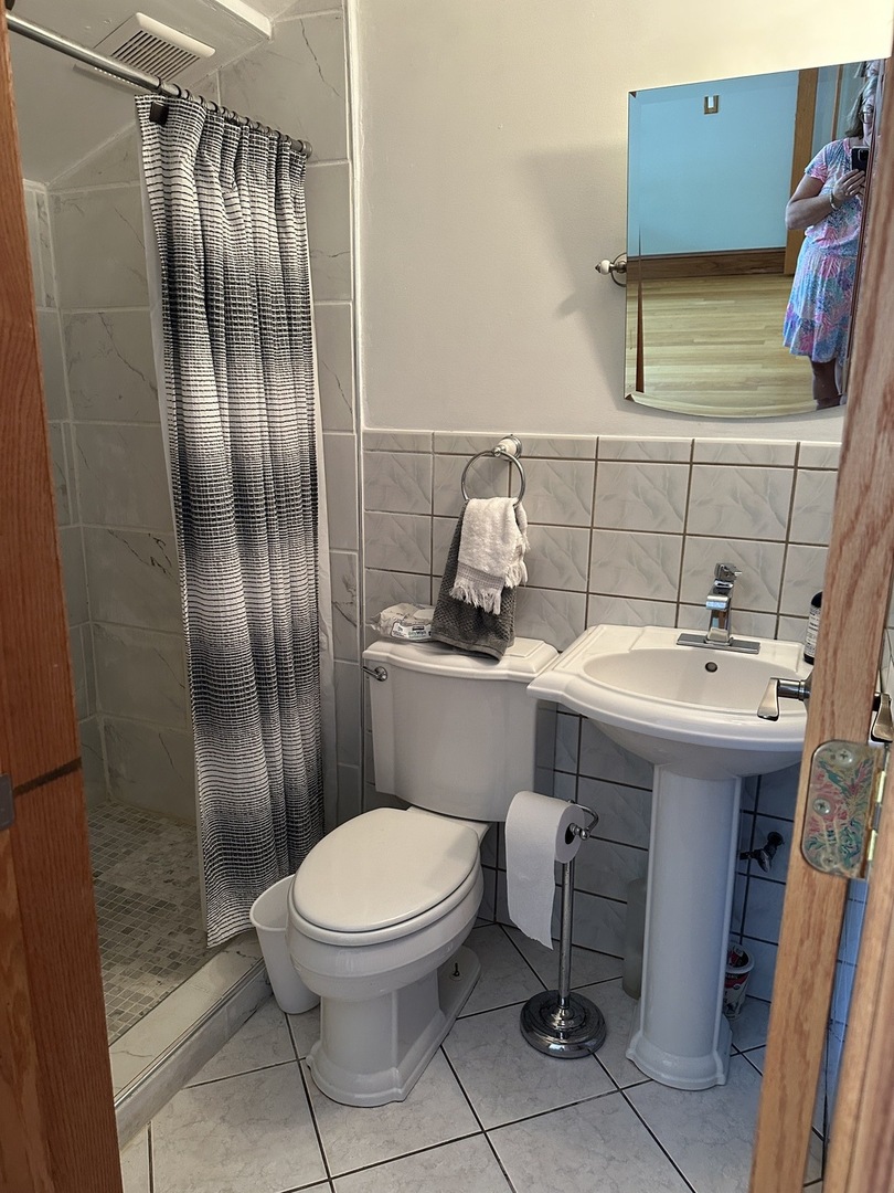 192 Waubansee Road Riverside, IL 60546 - Photo 17 of 19 a bathroom with a sink toilet and shower