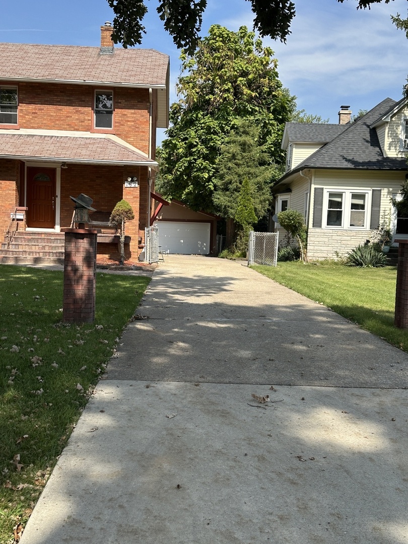 192 Waubansee Road Riverside, IL 60546 - Photo 18 of 19 a front view of a house with a yard and garage