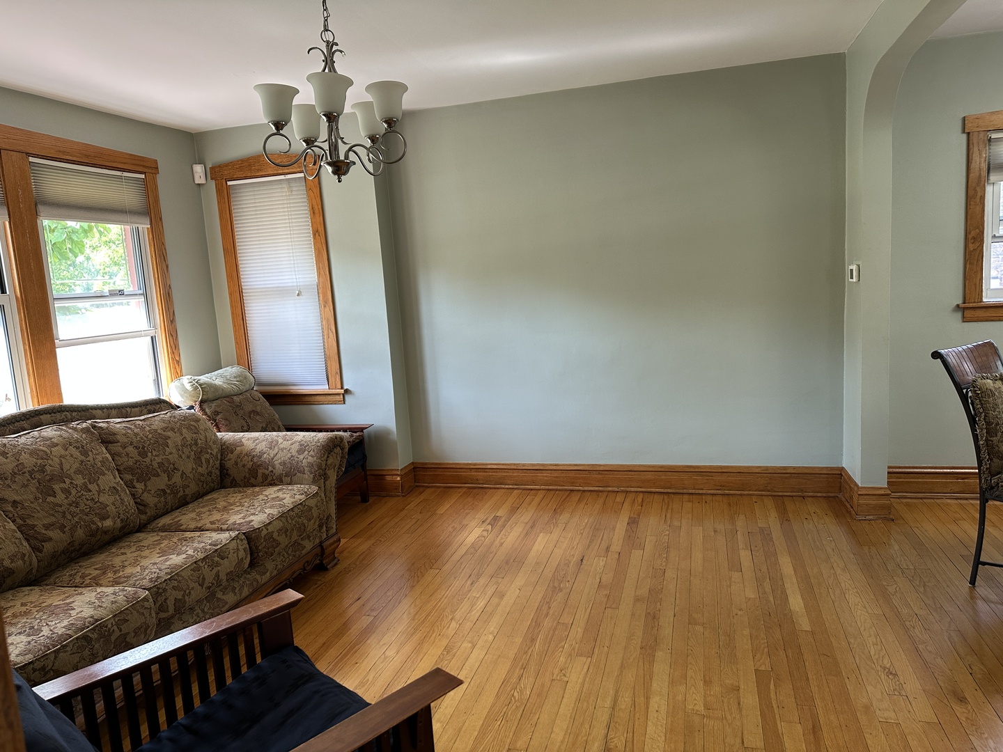 192 Waubansee Road Riverside, IL 60546 - Photo 6 of 19 a living room with furniture and a wooden floor