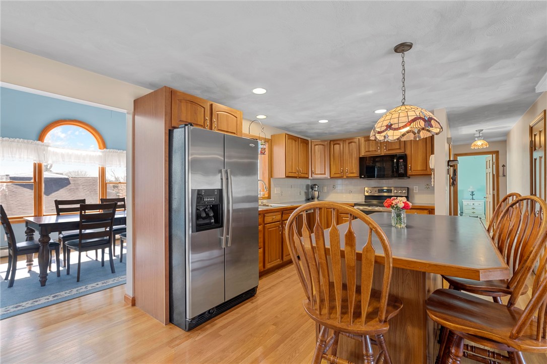 12 Greylock Road Bristol, RI 02809 - Photo 5 of 44