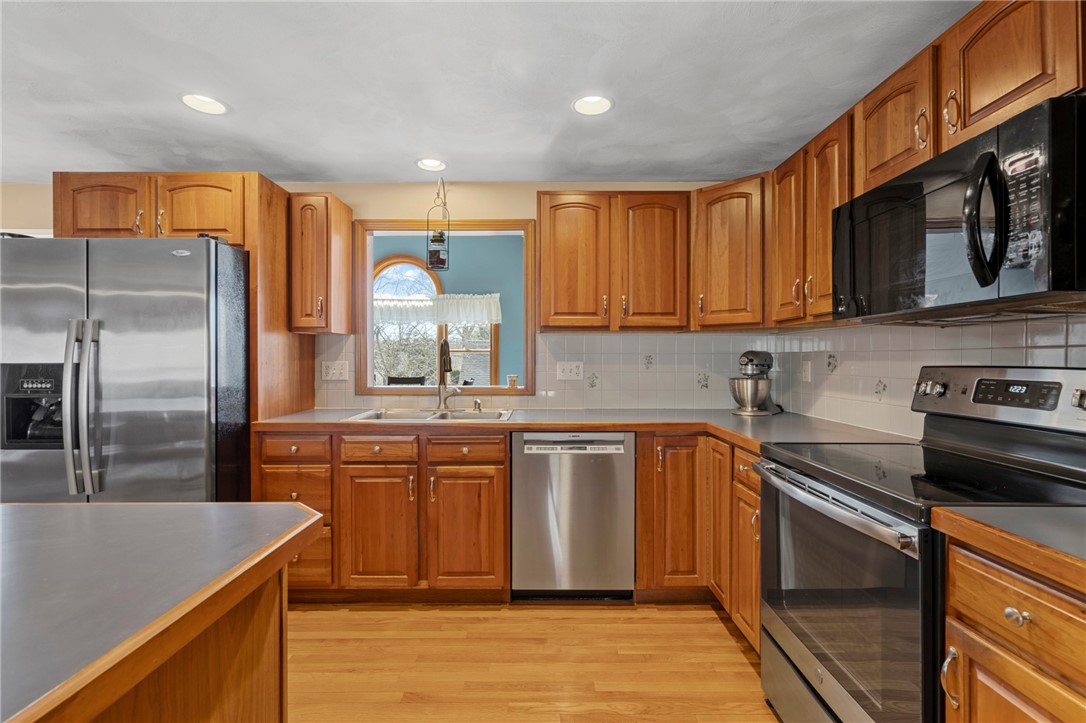 12 Greylock Road Bristol, RI 02809 - Photo 9 of 44