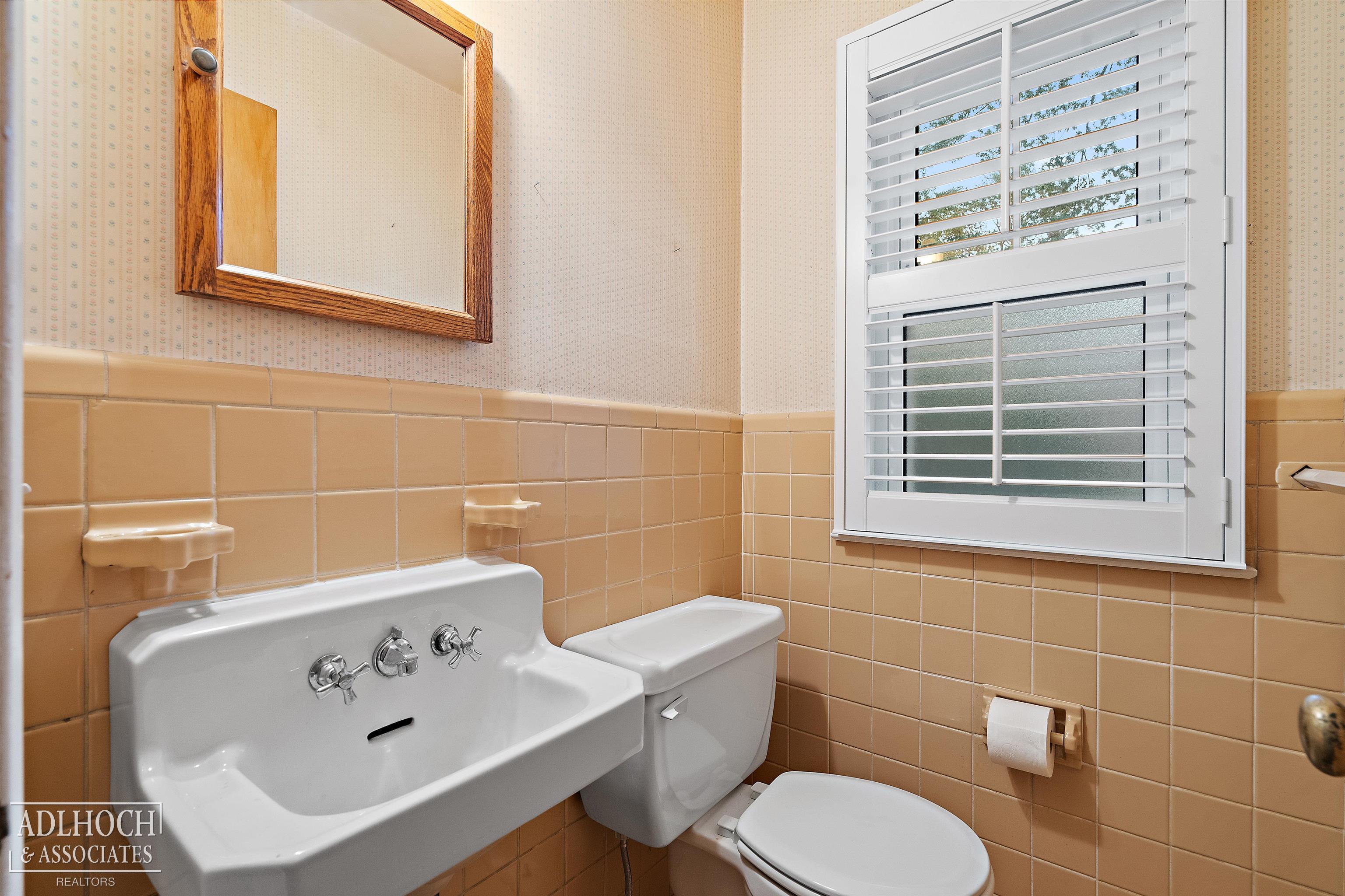 1780 Broadstone Road Grosse Pointe, MI 48236 - Photo 9 of 30 50188500-059bc8d3-4e2e-4ee3-9a23-0d88461b7b81.JPG