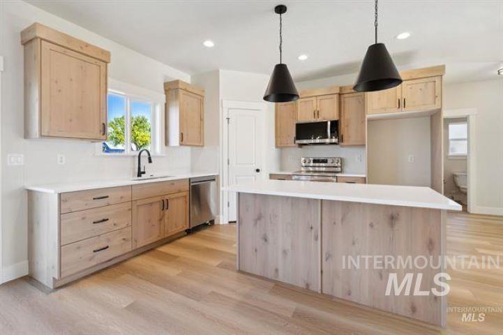 937 Sierra Street Vale, OR 97918 - Photo 3 of 22 Quartz island, custom cabinets, pantry, laminate flooring - Photo Similar