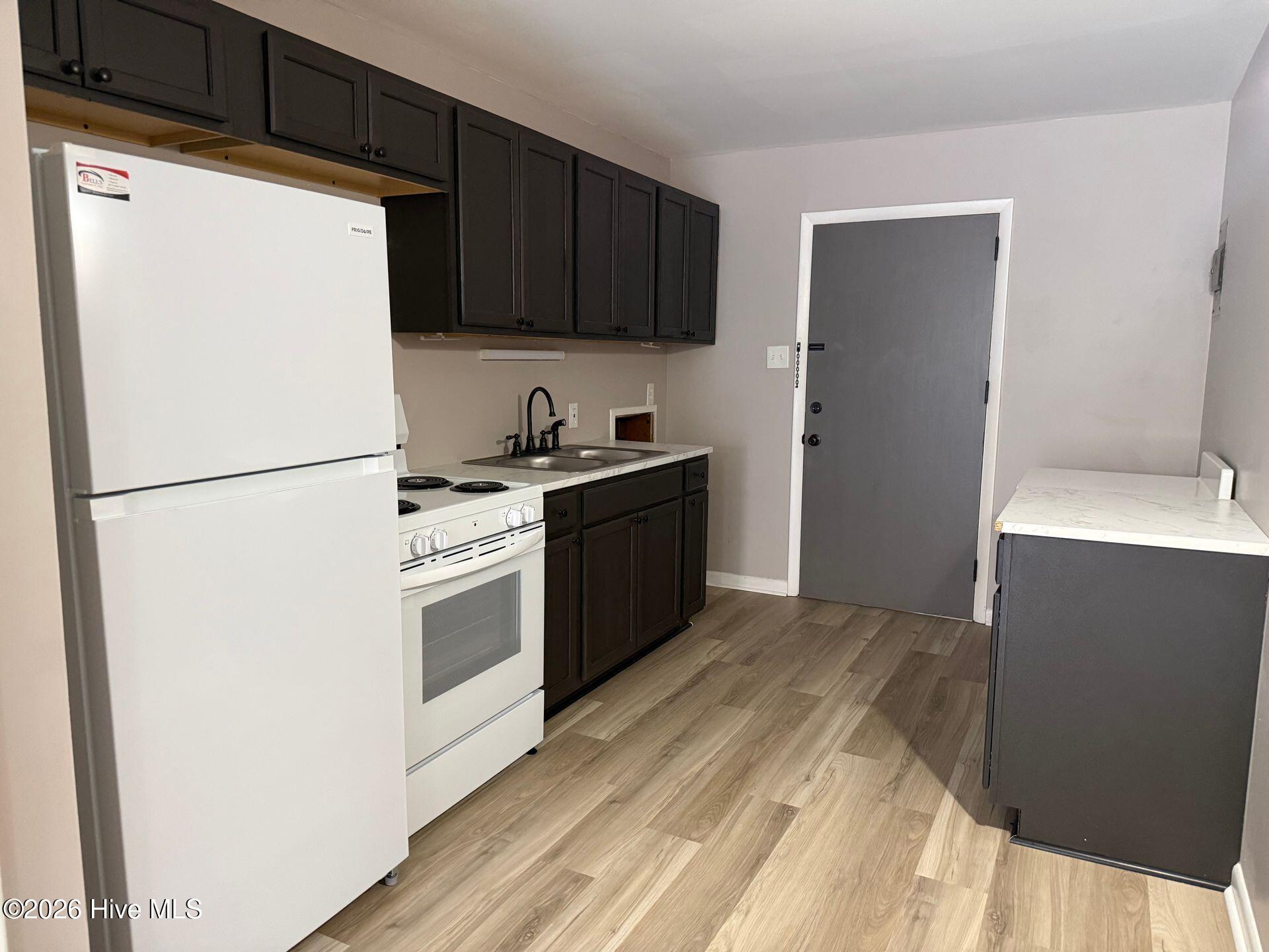 312 Roosevelt Road, Unit B Jacksonville, NC 28540 - Photo 2 of 6 kitchen