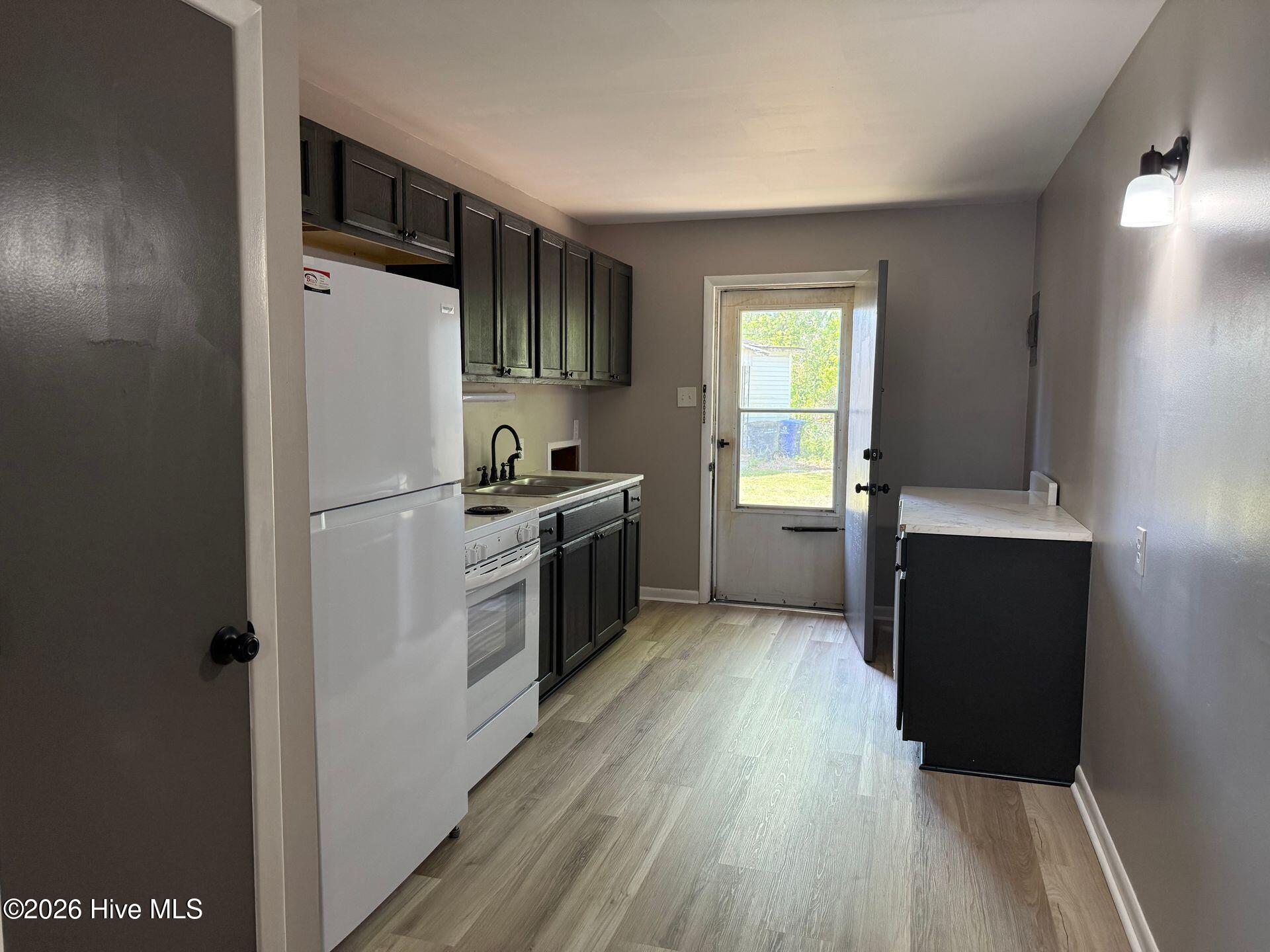 312 Roosevelt Road, Unit B Jacksonville, NC 28540 - Photo 3 of 6 kitchen.