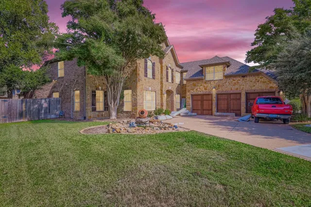 a view of a house with backyard and a tree