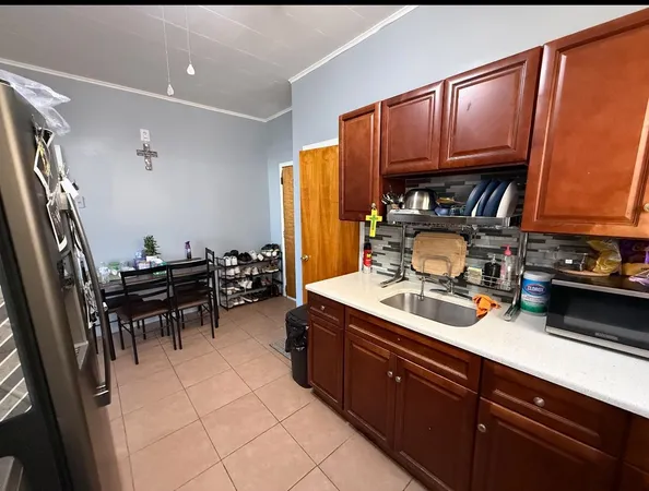 $1,950 | 82 West 27th Street, Unit 2, Bayonne, NJ 07002