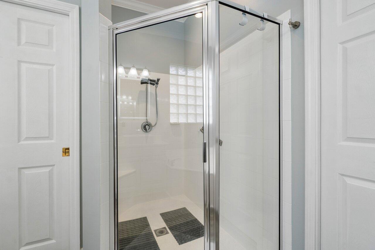 7871 Rockford Road Boynton Beach, FL 33472 - Photo 18 of 55 Primary Bath