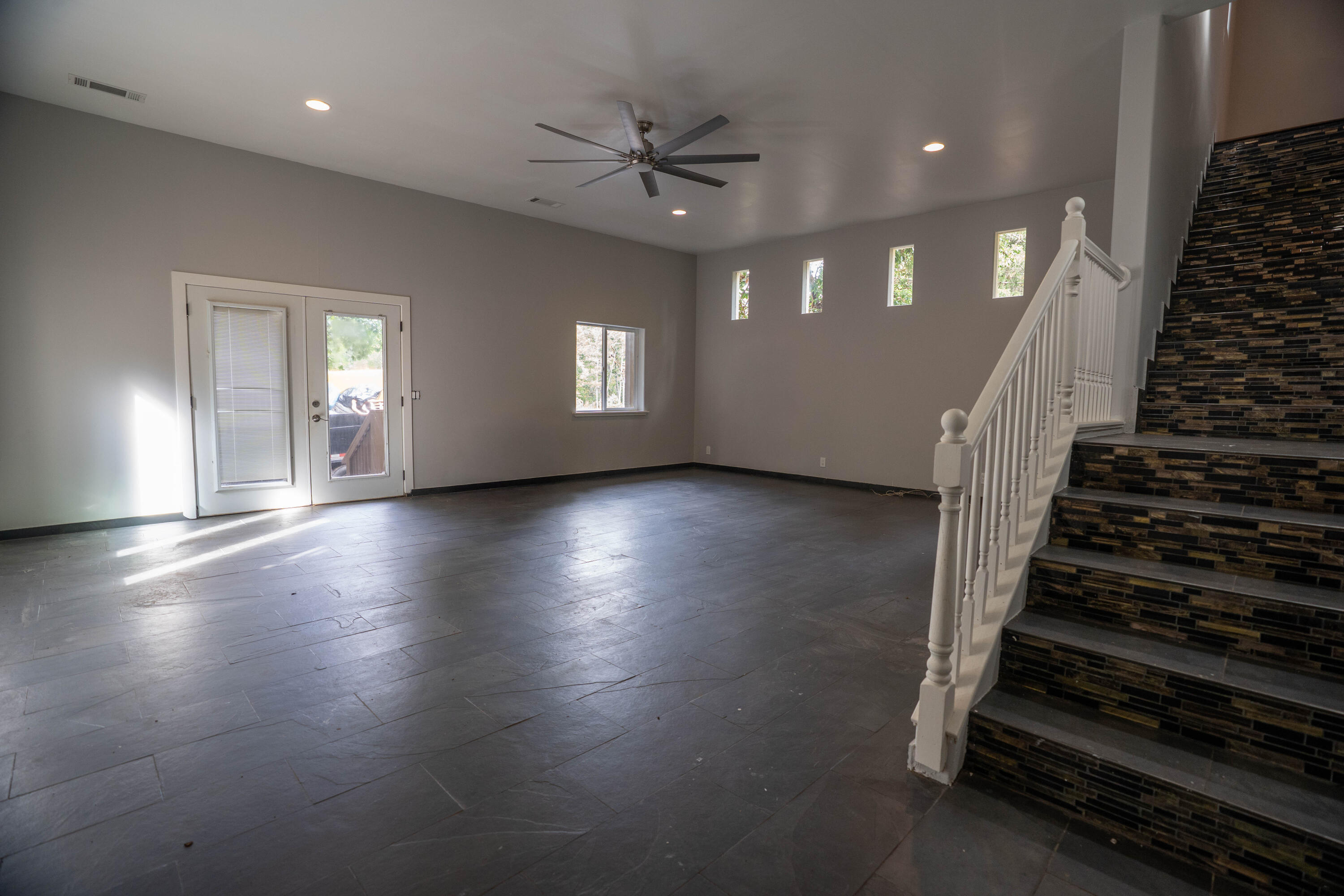 709 Pinewood Way Cave Junction, OR 97523 - Photo 20 of 24 wooden floor in an empty room with a window