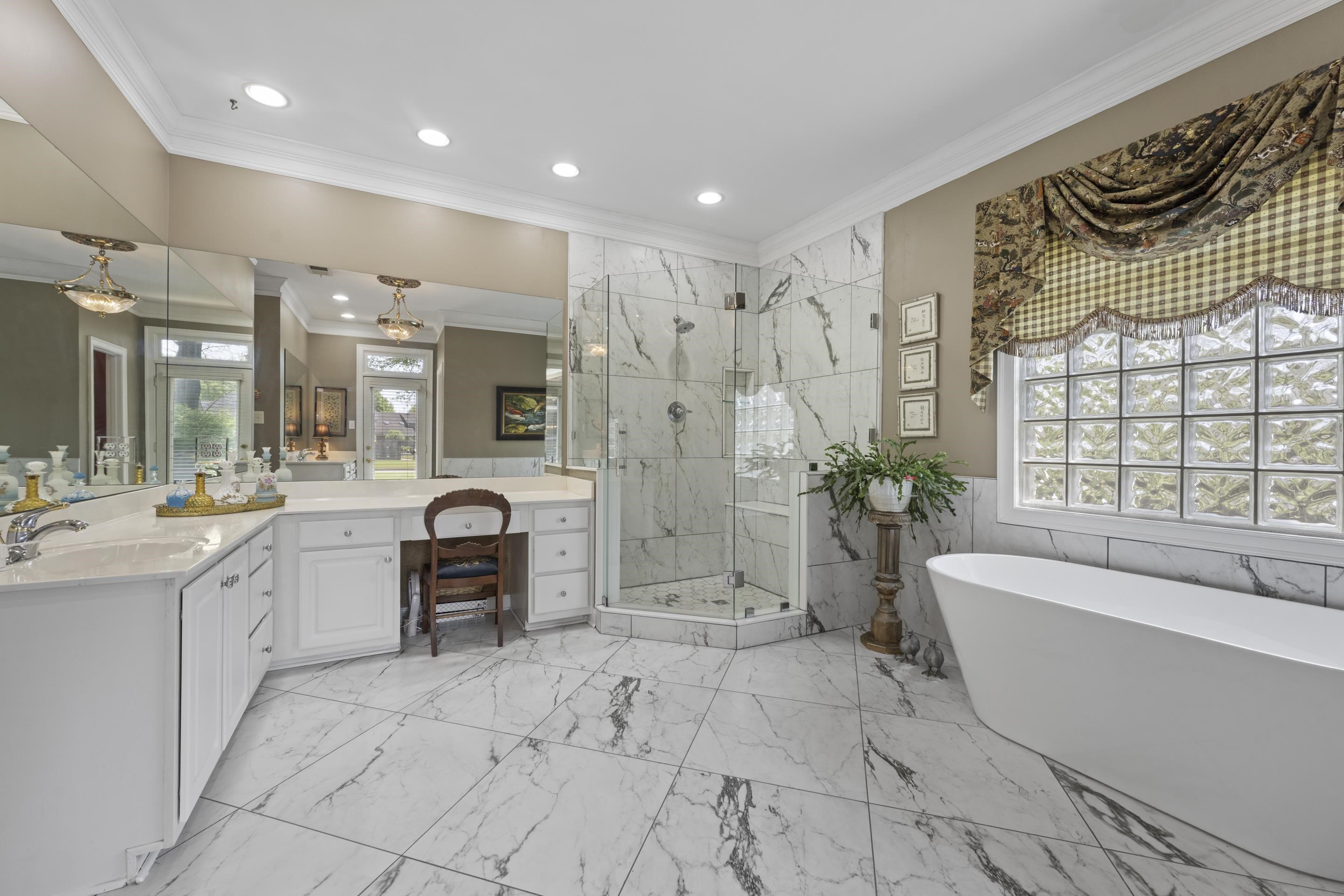 4132 Blackheath Drive Bartlett, TN 38135 - Photo 19 of 40 a large spacious bathroom with a double vanity sink a large mirror and a bathtub