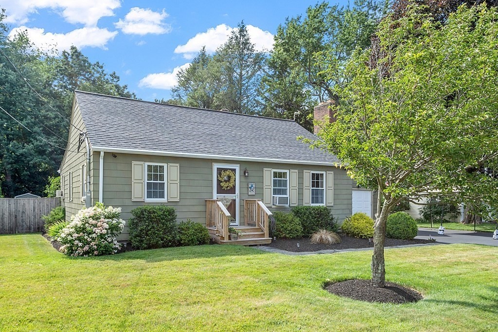 49 Stoneleigh Road Holden, MA 01520 - Photo 1 of 37 Gallery Image 1