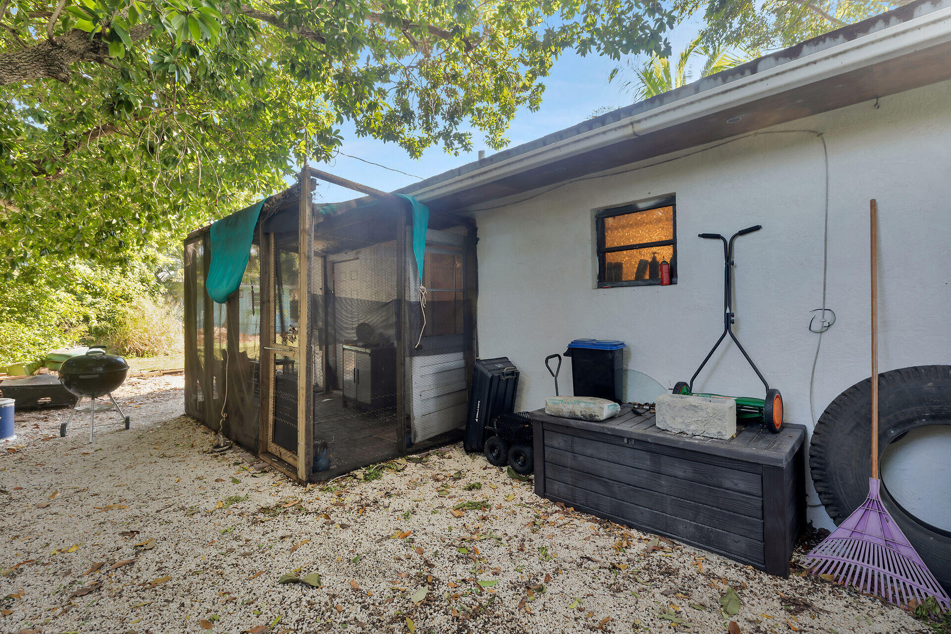 14 Miami Drive Key Largo, FL 33037 - Photo 12 of 16 a living room with furniture
