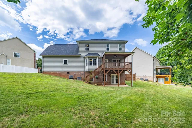 a view of a house with backyard and porch