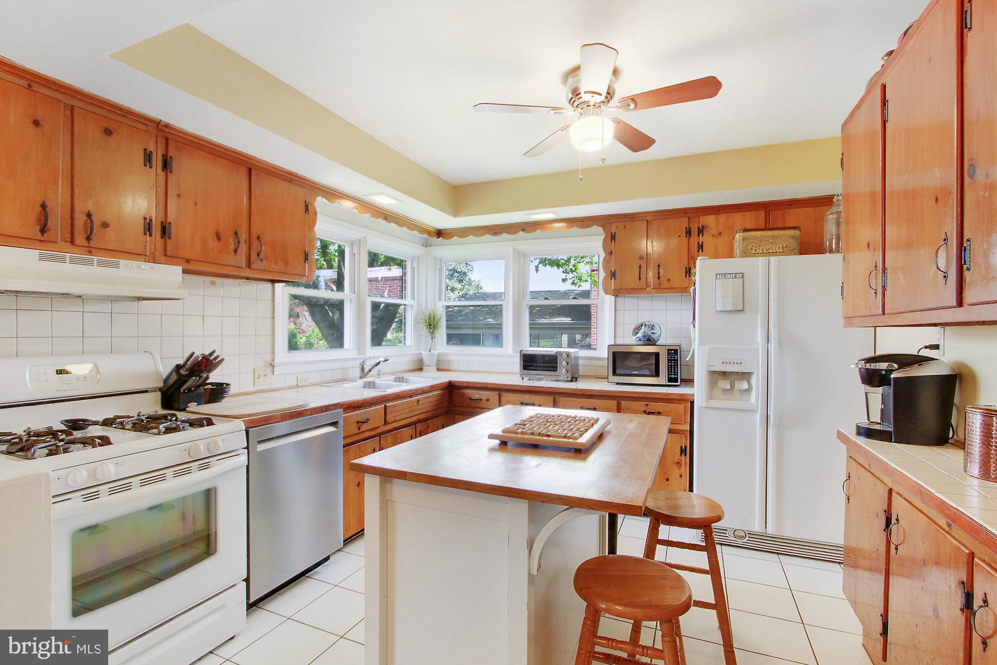 308 Lyndhurst Road York, PA 17402 - Photo 8 of 27 Gallery Image 8