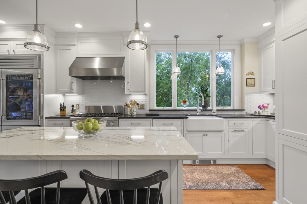 346 Ocean Avenue Marblehead, MA 01945 - Photo 20 of 42 a kitchen with a stove a refrigerator and a sink