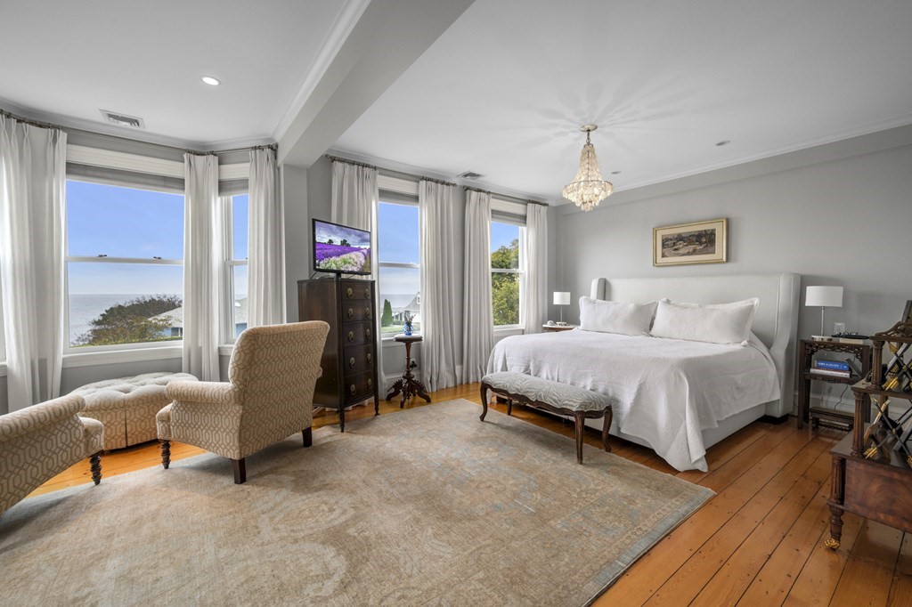 346 Ocean Avenue Marblehead, MA 01945 - Photo 27 of 42 a spacious bedroom with a bed and a couch