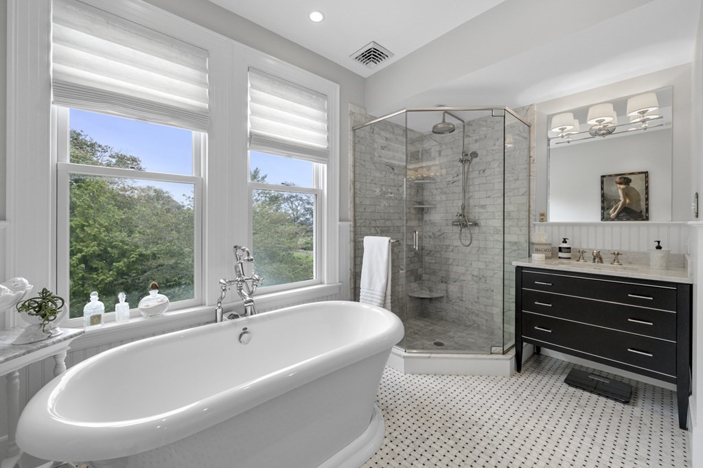 346 Ocean Avenue Marblehead, MA 01945 - Photo 29 of 42 a spacious bathroom with a bathtub and a sink