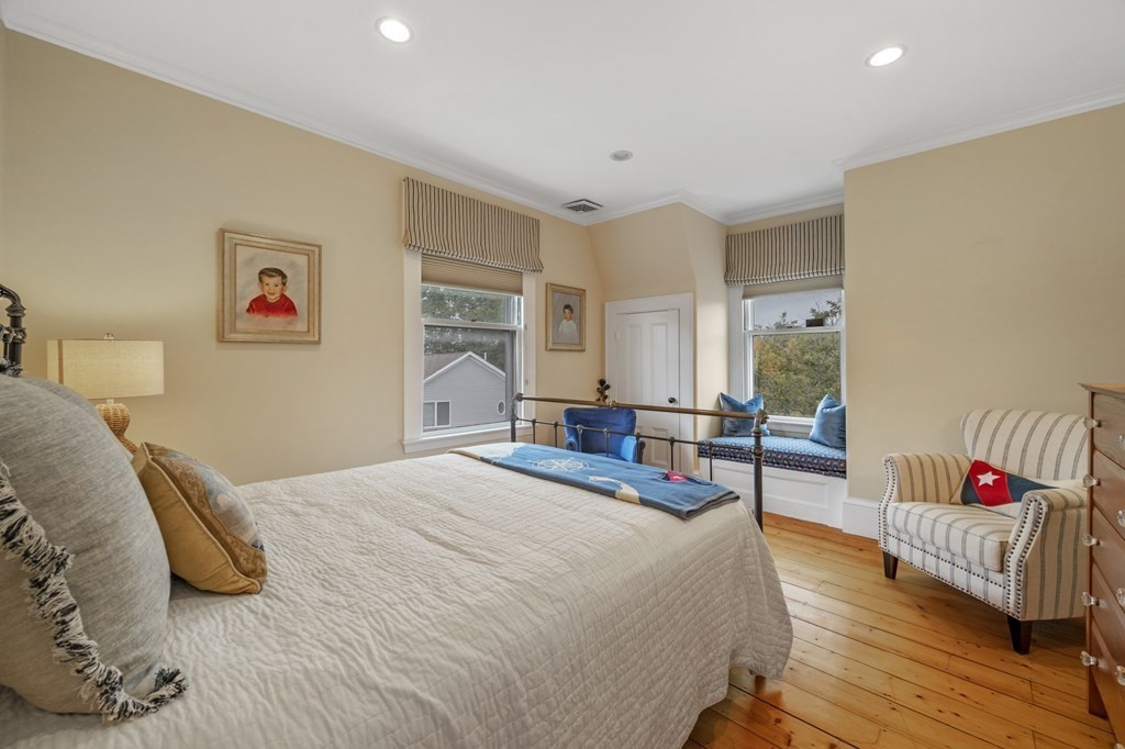 346 Ocean Avenue Marblehead, MA 01945 - Photo 32 of 42 a bedroom with a bed and a table