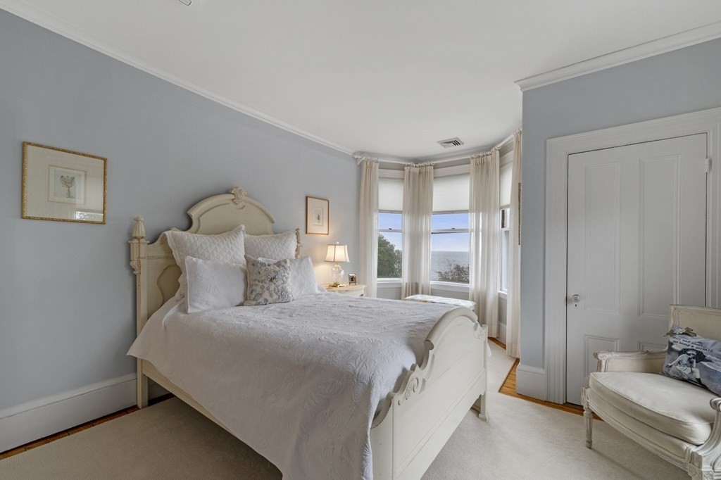 346 Ocean Avenue Marblehead, MA 01945 - Photo 33 of 42 a bedroom with a bed and a couch