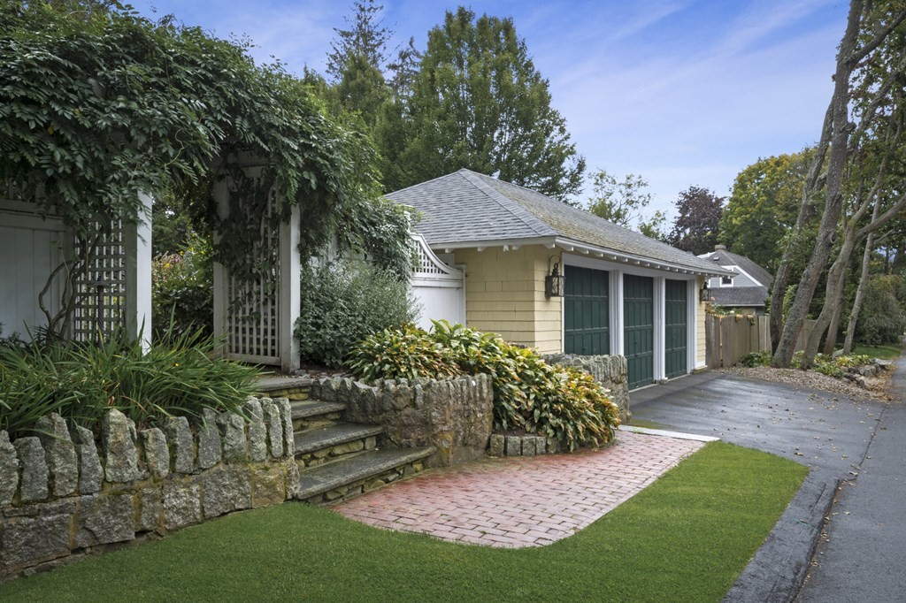 346 Ocean Avenue Marblehead, MA 01945 - Photo 4 of 42 a view of a house with a yard