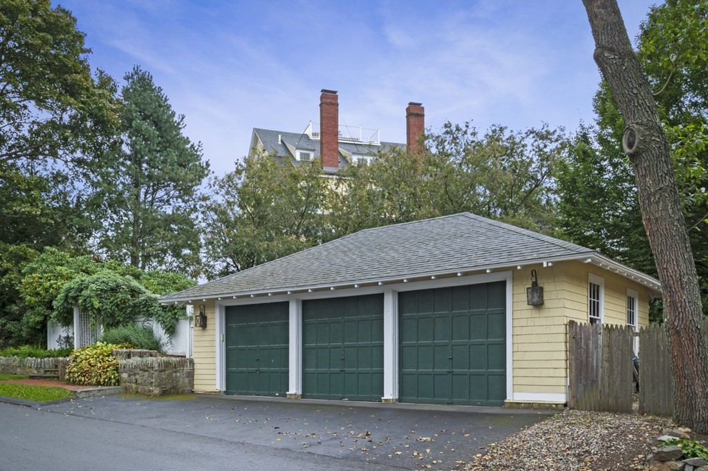 346 Ocean Avenue Marblehead, MA 01945 - Photo 5 of 42 a house with trees in the background