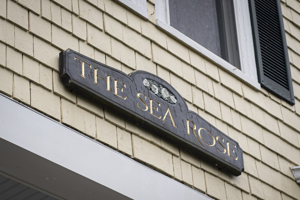 346 Ocean Avenue Marblehead, MA 01945 - Photo 10 of 42 a close up of a street sign