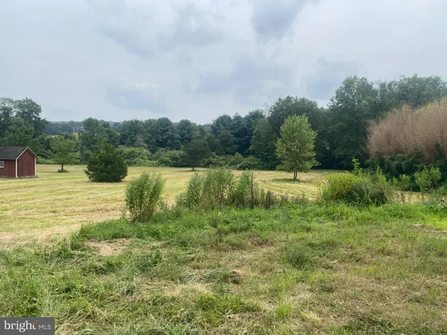 a view of a lake with houses in outdoor space