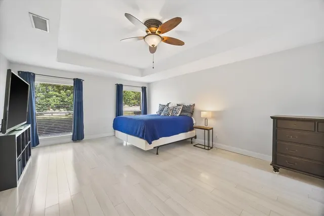a view of livingroom with furniture and a ceiling fan