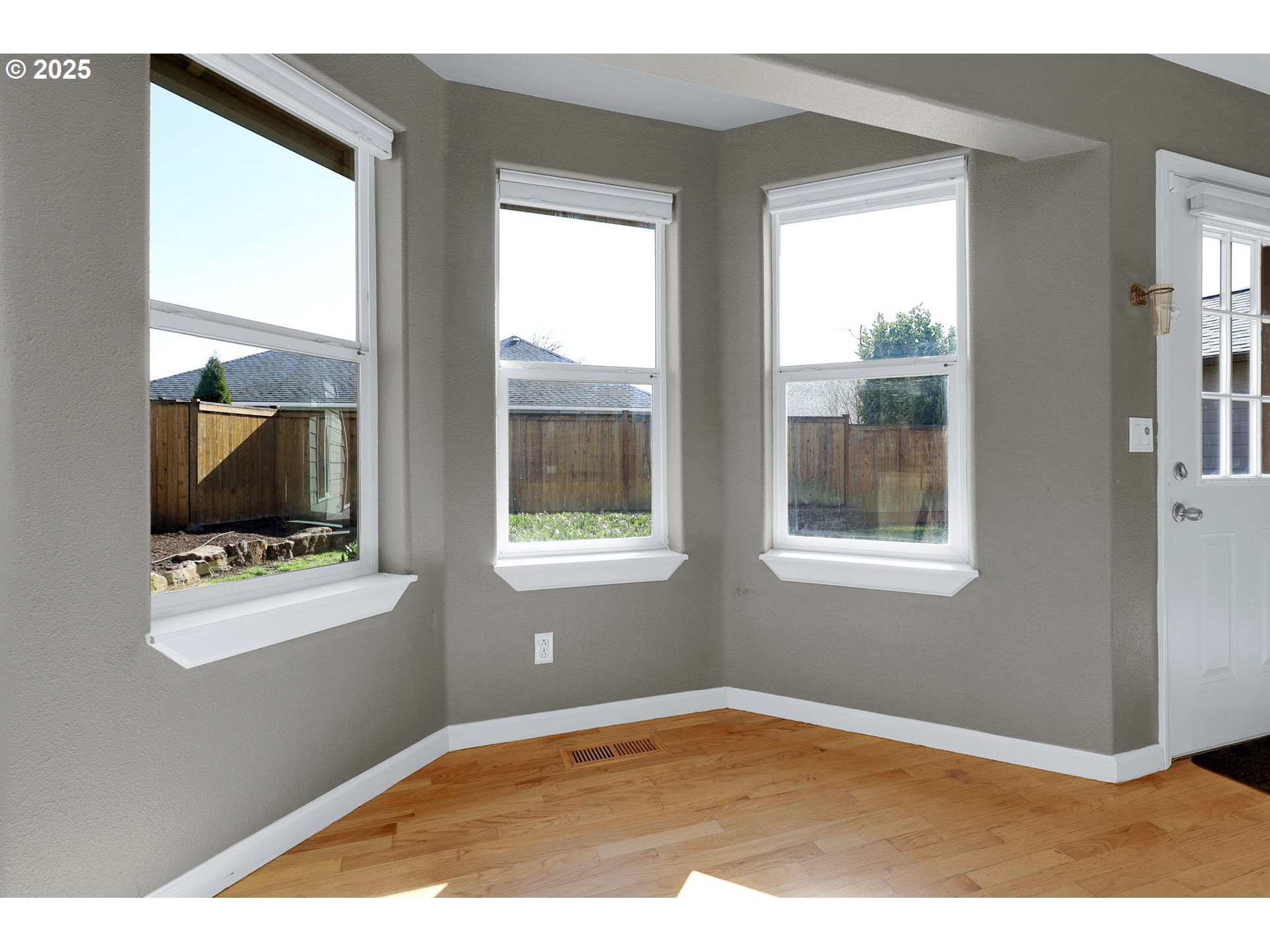 1587 Manchester Drive Eugene, OR 97401 - Photo 11 of 31 a workspace with windows