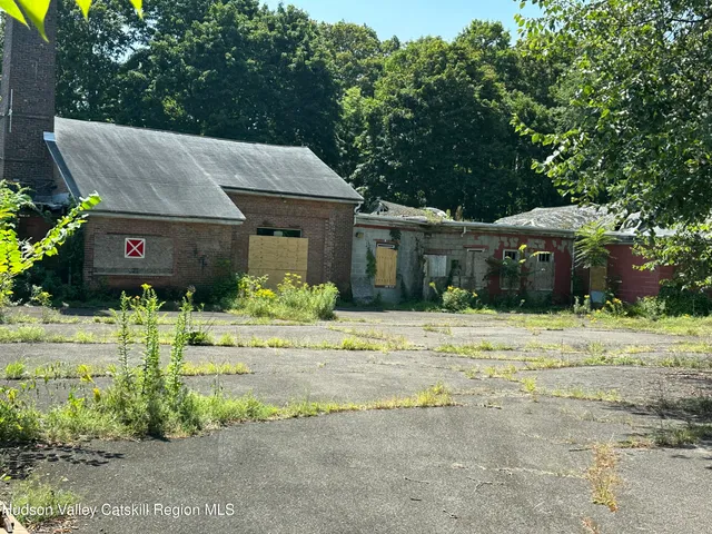 a view of a house with a yard and plants