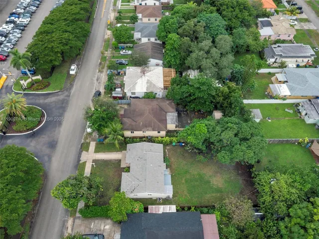 an aerial view of a house with outdoor space and lake view