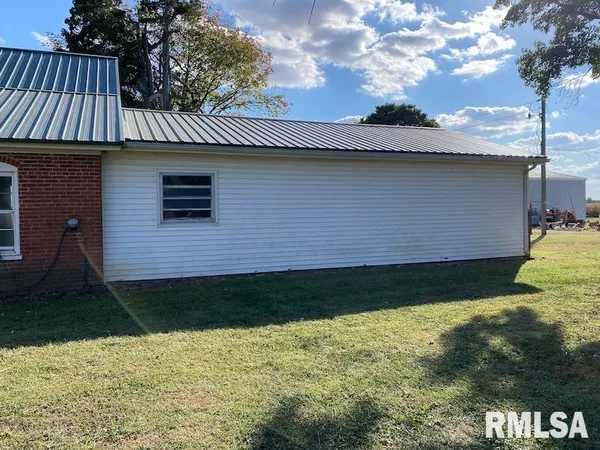 $375,000 | 2255 North County Road, Westfield, IL 62474